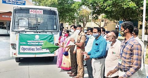 ராணிப்பேட்டையில் ‘புன்னகையை தேடி’ மீட்புக்குழு வாகனத்தை கொடியசைத்து தொடங்கி வைத்த மாவட்ட ஆட்சியர் கிளாட்ஸ்டன் புஷ்பராஜ். அருகில், மாவட்ட காவல் கண்காணிப்பாளர் மயில்வாகனன் உள்ளிட்டோர்.