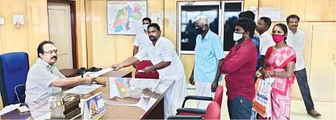 எஸ்சி, எஸ்டி துறை மூலம் நடத்தப்பட்ட சமையலர் பணியிட நேர்காணலை ரத்து செய்யக்கோரி மாவட்ட வருவாய் அலுவலர் முத்துகுமாரசாமியிடம் மனு அளித்த விண்ணப்பத்தாரர்கள்.