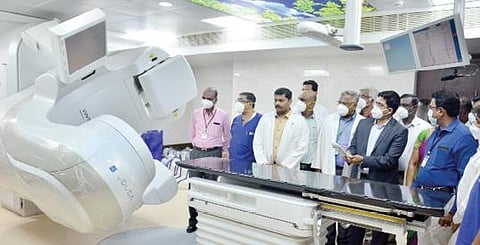 திருநெல்வேலி அரசு மருத்துவக் கல்லூரி மருத்துவமனையில் ரூ.40 கோடியில் அமைக்கப்பட்டுள்ள மண்டல புற்றுநோய் சிகிச்சை மையத்தில் நவீன கருவிகளை பார்வையிடும் மாவட்ட ஆட்சியர் விஷ்ணு உள்ளிட்ட மருத்துவர்கள். படம்: மு. லெட்சுமி அருண்.