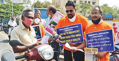 ஆயுர்வேத மருத்துவர்கள் அறுவை சிகிச்சை மேற்கொள்ள மத்திய அரசு அனுமதி அளித்ததைக் கண்டித்து இந்திய மருத்துவ சங்கம் சார்பில் ஈரோட்டில் 4-வது நாளாக உண்ணாவிரதம் நடந்து வருகிறது. மத்திய அரசின் நடவடிக்கையால் ஏற்படும் பாதிப்புகள் குறித்த விழிப்புணர்வு துண்டுப்பிரசுரங்களை மருத்துவர்கள் சுதாகர், செந்தில்வேல் ஆகியோர்  பொதுமக்களுக்கு வழங்கினர்.