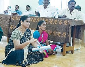 தேனி ஊராட்சி ஒன்றியக் கூட்டத்தில் அதிமுக பெண் கவுன்சிலர்கள் தரையில் அமர்ந்து தர்ணாவில் ஈடுபட்டனர்.