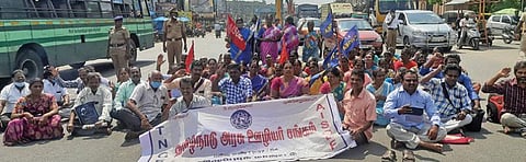 விழுப்புரம் ஆட்சியர் அலுவலகம் முன்பு அரசு ஊழியர் சங்கத்தினர் சாலை மறியலில் ஈடுபட்டனர்.