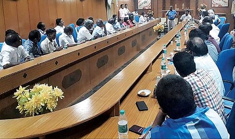 கள்ளக்குறிச்சி நகராட்சி குப்பை கிடங்கில் குவிந்து கிடக்கும் குப்பையை அகற்றுவதில் தொட்பாக தனியார் பங்களிப்பை கோருவது குறித்து நடைபெற்ற கருத்துக்கேட்புக் கூட்டம் .