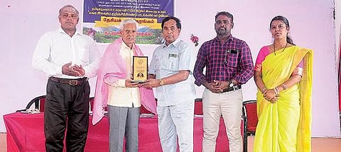 கள்ளக்குறிச்சி ஆர்.கே.எஸ். கலைக் கல்லூரியில் நடைபெற்ற கருத்தரங்கில் சிறப்பு விருந்தினர் முருகு, இளவழகனுக்கு நினைவுப் பரிசு வழங்கப்படுகிறது.