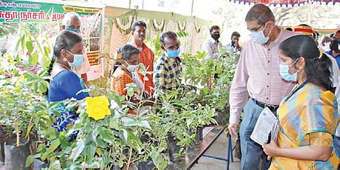 நாமக்கல்லில் நடந்த வேளாண் திருவிழா கண்காட்சியை மாவட்ட ஆட்சியர் மெகராஜ் தொடங்கி வைத்து பார்வையிட்டார்.