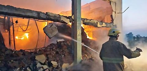 ராசிபுரம் அருகே முன்னாள் எம்பிக்கு சொந்தமான மஞ்சள் கிடங்கில் ஏற்பட்ட தீயினை அணைக்கும் பணியில் ஈடுபட்ட தீயணைப்புத்துறையினர்.