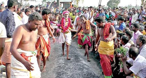 கோபியை அடுத்த கோராக்காட்டூர் அருட்கரியகாளியம்மன் கோயில் குண்டம் திருவிழாவில், முதலில் தலைமைப் பூசாரி சண்முகம் குண்டமிறங்கினார்.