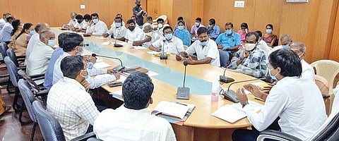 புதிய துணை வாக்குச்சாவடி பட்டியல் அமைப்பது தொடர்பாக, திருப்பூர் ஆட்சியர் அலுவலகத்தில் அங்கீகரிக்கப்பட்ட அரசியல் கட்சி பிரதிநிதிகளுடன் நேற்று நடந்த ஆலோசனைக் கூட்டத்தில் பங்கேற்றோர். படம்: இரா.கார்த்திகேயன்.