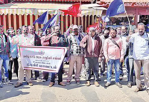 புதிய ஓய்வூதியத் திட்டத்தை ரத்து செய்ய வலியுறுத்தி, கோவை மாவட்ட ஆட்சியர் அலுவலகம் முன்பு நேற்று சாலை மறியல் போராட்டத்தில் ஈடுபட்ட அரசு ஊழியர்கள். படம்: ஜெ.மனோகரன்.
