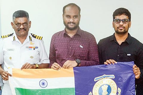 பொது போக்குவரத்து மூலம் 34 ஆயிரம் கி.மீ. பயணிக்க உள்ள கோ.வை.திலீபன், ஜா.ஆடம்சன்ராஜை வாழ்த்தும் நிகழ்ச்சியில் கடலோரக் காவல்படையின் கொடியை சென்னை பிரிவு கமாண்டென்ட் நா.சோமசுந்தரம் வழங்கினார். படம்: பு.க.பிரவீன்