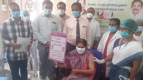 கரூர் மாவட்ட ஆட்சியர் சு.மலர்விழிக்கு கரோனா தடுப்பூசி செலுத்தப்பட்டது.