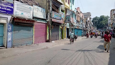 விருதுநகரில் கடைகளை அடைத்து வியாரிகள் சாலை மறியல்