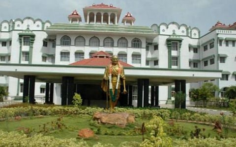 வட்டக்கற்கள் கண்டெடுக்கப்பட்ட கரூர், சிவகங்கை மாவட்டங்களில் அகழாய்வு: மத்திய, மாநில அரசுகளுக்கு உயர் நீதிமன்றம் நோட்டீஸ்