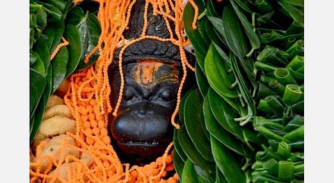 கவலைகளெல்லாம் போக்குவார் கல்லுக்குழி ஆஞ்சநேயர்!  வெற்றியைத் தரும் வெற்றிலை மாலை!