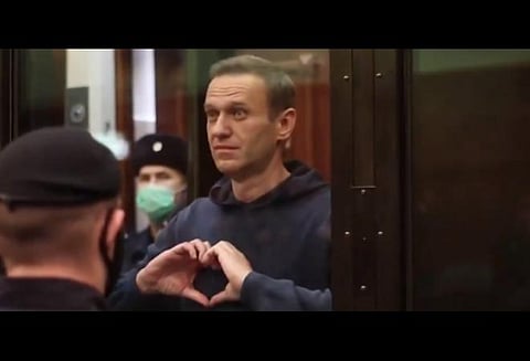 நீதிமன்றத்தில் மனைவிக்கு இதய சின்னத்தைக் காட்டிய அலெக்ஸி நவால்னி