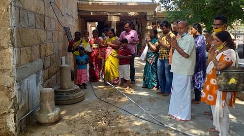 சிவலிங்கங்களை வழிபட்ட பக்தர்கள். 