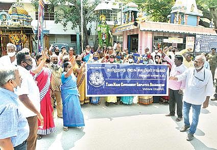 திருவண்ணாமலையில் 13 அம்ச கோரிக்கைகளை வலியுறுத்தி நேற்று சாலை மறியலில் ஈடுபட்ட அரசு ஊழியர்கள். அடுத்த படம்: வேலூர் மாவட்ட ஆட்சியர் அலுவலகம் எதிரே மறியலில் ஈடுபட்ட தமிழ்நாடு அரசு ஊழியர்  சங்கத்தினர்.