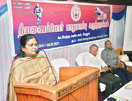 தீயணைப்பு துறை சார்பில், வேலூரில் தீயணைப்போர் பாதுகாப்பு கருத்தரங்கம் நேற்று நடந்தது. இதனை, துவக்கி வைத்து பேசும் வடமேற்கு மண்டல துணை இயக்குநர் மீனாட்சி விஜயகுமார். அடுத்தபடம்: கருத்தரங்கில் பங்கேற்றவர்களின் ஒரு பகுதியினர். படங்கள்:வி.எம்.மணிநாதன்.