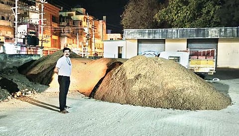 திருப்பத்தூர் அருகே சொப்பாலம்பட்டி பகுதியில் பறிமுதல் செய்யப்பட்ட12 யூனிட் செயற்கை மணல்.