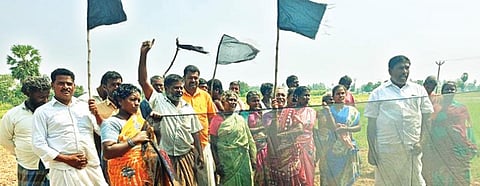 சேத்துப்பட்டு அடுத்த ஆத்துரை கிராமத்தில் நேற்று 8 வழிச்சாலை திட்டத்தை எதிர்த்து, கருப்புக் கொடியுடன் போராட்டத்தில் ஈடுபட்ட விவசாயிகள்.