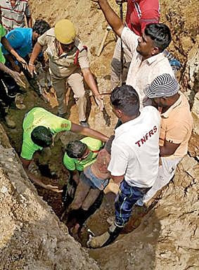 குடிநீர் வாரியம் மூலம் பாதாள சாக்கடைக்காக மேற்கு தாம்பரம் பர்மாகாலனி பகுதியில் பள்ளம் தோண்டியபோது மண் சரிந்து ஒருவர் இறந்தார். ஒருவர் உயிருடன் மீட்கப்பட்டார்.