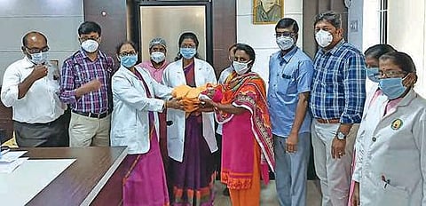 பெற்றோரால் கைவிடப்பட்டு மீட்கப்பட்ட குழந்தை பாதுகாப்பு அலுவலரிடம் ஒப்படைப்பு