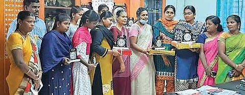 பல்கலைக்கழக அளவில் முதல் மதிப்பெண் எல்.ஆர்.ஜி. அரசு கல்லூரி  மாணவிகளுக்கு பாராட்டு