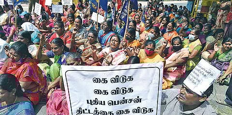 சாலை மறியலில் ஈடுபட்ட அரசு ஊழியர்கள் கைது