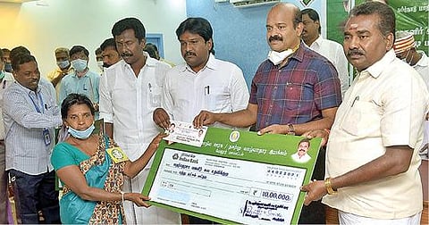 வேலூர் மாவட்ட ஆட்சியர் அலுவலகத்தில் மகளிர் திட்டம் சார்பில், மகளிர் சுய உதவி குழுவினருக்கு சுழல்நிதி வழங்கிய ஆட்சியர் சண்முகசுந்தரம்.  அருகில், கே.வி.குப்பம் எம்எல்ஏ லோகநாதன், மாவட்ட வேளாண் விற்பனைக் குழு  தலைவர் எஸ்.ஆர்.கே. அப்பு உள்ளிட்டோர்.படம்: வி.எம்.மணிநாதன்.