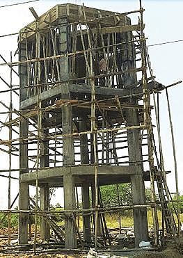 ஆரணி அடுத்த மெய்யூரில் ஜல்சக்தி அபியான் திட்டத்தின் கீழ் நடைபெறும் குடிநீர் திட்ட பணியை ஆய்வு செய்த அமைச்சர் சேவூர் எஸ்.ராமச்சந்திரன்.