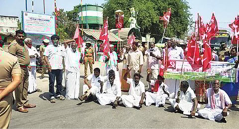 களம்பூரில் சாலை மறியலில் ஈடுபட்ட விவசாயிகள்.