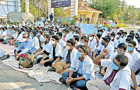 பெருந்துறை மருத்துவக் கல்லூரி மாணவர்கள்  2-வது நாளாக நேற்று  வகுப்புகளை புறக்கணித்து போராட்டத்தில் ஈடுபட்டனர்.