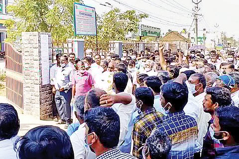 திருப்பத்தூரில் வாரச்சந்தை இடமாற்றம் செய்யப்பட்டதைக் கண்டித்து பேரூராட்சி அலுவலகத்தை முற்றுகையிட்ட வியாபாரிகள்.