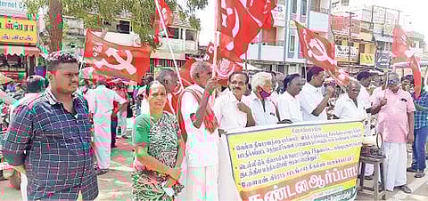 சிவகங்கை அரண்மனை வாசலில் வேளாண் சட்டத்தை திரும்பப் பெற வலியுறுத்தி ஆர்ப்பாட்டம் செய்த விவசாயிகள். (வலது) பரமக்குடியில் மதுரை - ராமேசுவரம் தேசிய நெடுஞ்சாலையில் மறியலில் ஈடுபட்ட சிஐடியூ அனைத்து விவசாயிகள் சங்கத்தினர்.