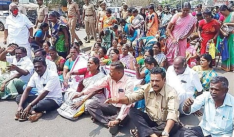 டெல்லியில் போராடும் விவசாயிகளுக்கு ஆதரவாக தேனி நேரு சிலை அருகே தமிழ்நாடு விவசாய சங்கம் சார்பில் நடைபெற்ற சாலை மறியல்