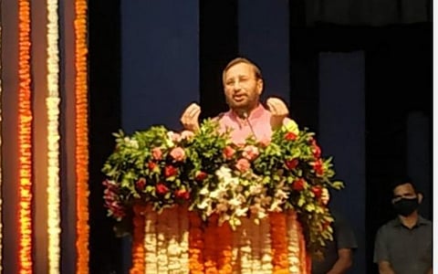 மத்திய அமைச்சர் பிரகாஷ் ஜவடேகர் புனே நகரில் நடைபெற்ற நிகழ்ச்சிஒன்றில் கலந்து கொண்டு பேசும் காட்சி | படம்: ஏஎன்ஐ.