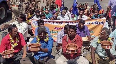 விடுமுறை நாளைப் பொருட்படுத்தாமல் திருச்சியில் 6-வது நாளாக சாலை மறியல்: தமிழ்நாடு அரசு ஊழியர் சங்கத்தினர் 48 பேர் கைது