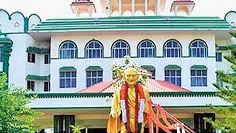 ஒழுங்கீனமாக நடக்கும்  போலீஸ்காரர்களைத் தொடர்ந்து பணியில் வைத்திருக்க தேவையில்லை: உயர் நீதிமன்றம் உத்தரவு