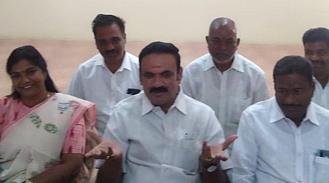 படவிளக்கம்:

திருப்பத்தூரில் செய்தியாளர்கள் சந்திப்பில் பாஜக மாநில துணைத்தலைவர் நரேந்திரன் பேசினார்.