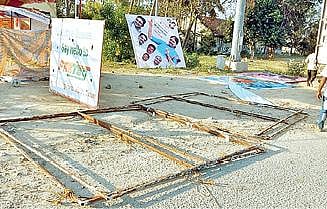 வேலூர் கிரீன்சர்க்கிள் அருகே அமமுக சார்பில் வைக்கப்பட்ட பேனர் நேற்று மாலை அகற்றப்பட்டது. அடுத்த படம்: வாணியம்பாடி தேசிய நெடுஞ்சாலையில் வைக்கப்பட்ட அமமுக பேனர் அகற்றப்பட்டது.