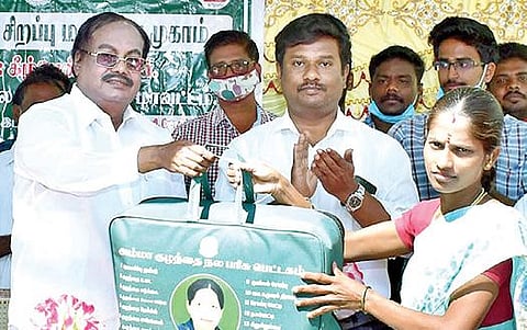 கீழ்பென்னாத்தூர் அருகே நடைபெற்ற சிறப்பு மருத்துவ முகாமில் பெண் ஒருவருக்கு அம்மா குழந்தை நல பரிசு பெட்டகத்தை வழங்கிய எம்எல்ஏ கு.பிச்சாண்டி.