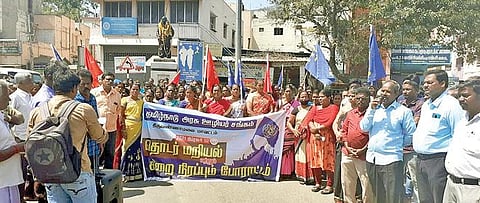 திருவண்ணாமலை அண்ணா சிலை முன்பு 6-வது நாளாக நேற்று போராட்டத்தில் ஈடுபட்ட அரசு ஊழியர்கள்.