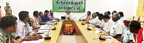 திருப்பத்தூர் ஆட்சியர் அலுவலகத்தில் தேர்தல் வாக்குச்சாவடி மையம் அமைப்பது தொடர்பான ஆலோசனைக்கூட்டம் ஆட்சியர் சிவன் அருள் தலைமையில் நடைபெற்றது. இதில் பங்கேற்ற அதிகாரிகள், அரசியல் கட்சி பிரமுகர்கள்.