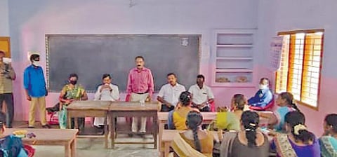 வெய்க்காலிப்பட்டியில் அஞ்சல்துறை சார்பில் நடைபெற்ற ஆதார் சேவை சிறப்பு முகாமை தொடக்கி வைத்து கோவில்பட்டி கோட்ட அஞ்சலக முதுநிலை கண்காணிப்பாளர் பாண்டியராஜ் பேசினார்.