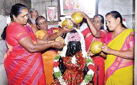 தூத்துக்குடி தெர்மல்நகர் ஆதிபராசக்தி சித்தர் சக்திபீடத்தில் விவசாயம் செழிக்க வேண்டி ஆதிபராசக்திக்கு  இளநீர் அபிஷேகம் நடந்தது.