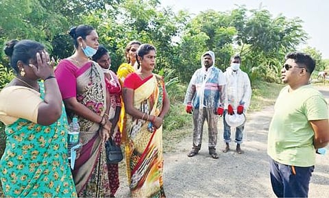 தருவைகுளம் குப்பைக் கிடங்கில் உருவாக்கப்பட்டுள்ள அடர் வனத்தில் தேனீ வளர்ப்பு தொழிலில் ஈடுபட்டுள்ள திருநங்கைகளுடன் மாநகராட்சி ஆணையர் வி.ப.ஜெயசீலன் கலந்துரையாடினார்.