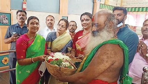 கீழப்பாவூரில் உள்ள நரசிம்மர் கோயிலில் திமுக தலைவர் மு.க.ஸ்டாலின் மனைவி துர்கா ஸ்டாலின் சுவாமி தரிசனம் செய்தார்.