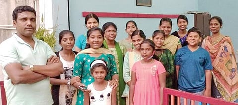 இசைப்பள்ளியில் பயிலும் மாணவ, மாணவிகளுடன் இசை ஆசிரியர் ம.இசக்கியப்பன்.