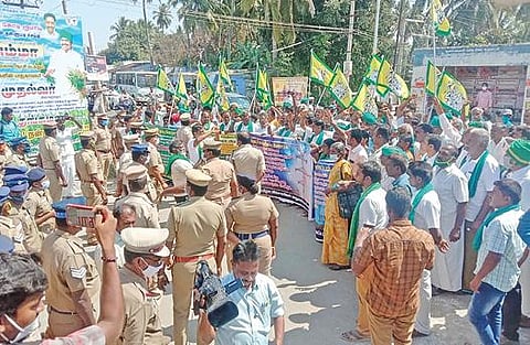 உயர் மின்கோபுர பிரச்சினைக்கு தீர்வு காணக்கோரி மின்சாரத் துறை அமைச்சர் பி.தங்கமணி வீட்டை முற்றுகையிட்டு போராட்டத்தில் ஈடுபட்ட தமிழக விவசாயிகள் சங்கத்தினரை காவல் துறையினர் தடுத்து நிறுத்தினர்.