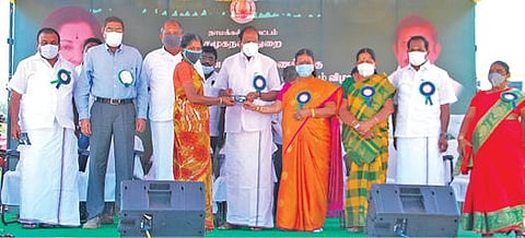 நாமக்கல்லில் நடந்த விழாவில், மின்சாரத் துறை அமைச்சர் பி. தங்கமணி பயனாளிகளுக்கு நலத்திட்ட உதவிகளை வழங்கினார். அருகில் சமூகநலத்துறை அமைச்சர் வெ.சரோஜா, மாவட்ட ஆட்சியர் கா. மெகராஜ்.